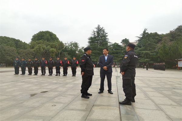 1762490661111613.jpg 3鄧?yán)^國到一分公司檢查練兵.jpg